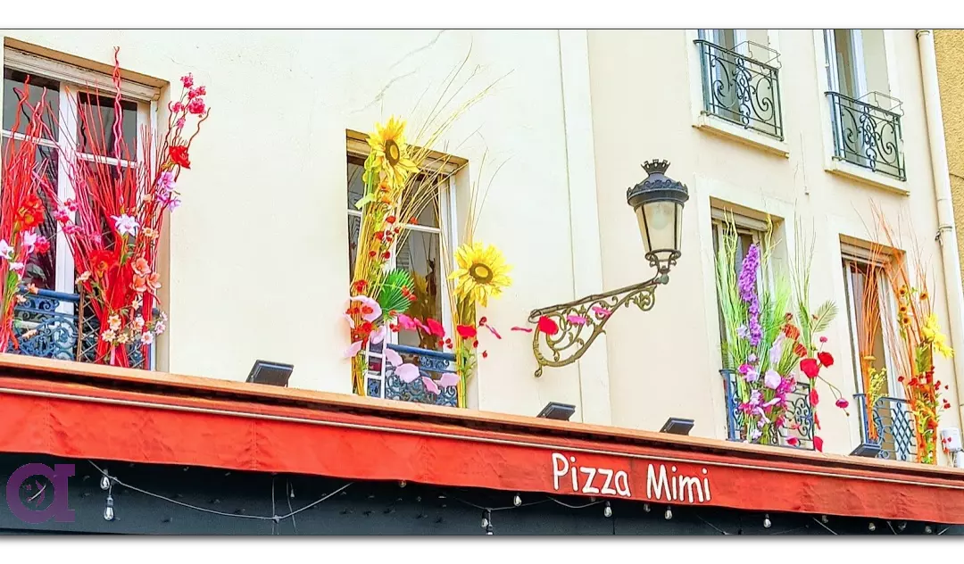 Belle décoration florale extérieure d&rsquo;un restaurant