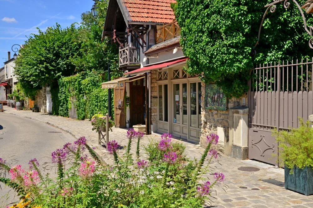découvrez barbizon, un charmant village artistique en france, célèbre pour son histoire inspirante d'artistes-peintres du xixe siècle. promenez-vous dans ses ruelles pittoresques, admirez les galeries d'art et plongez dans un cadre enchanteur qui continue d'attirer les créatifs du monde entier.
