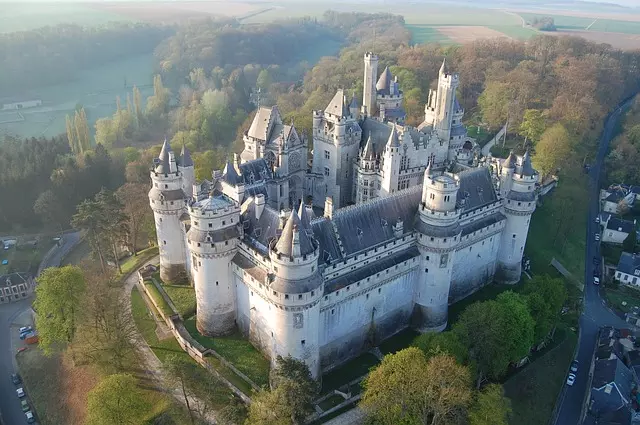 découvrez les majestueux châteaux en france, témoins d'une riche histoire et d'une architecture époustouflante. explorez les trésors du patrimoine français, des palais royaux aux forteresses médiévales, et laissez-vous séduire par leur charme intemporel.