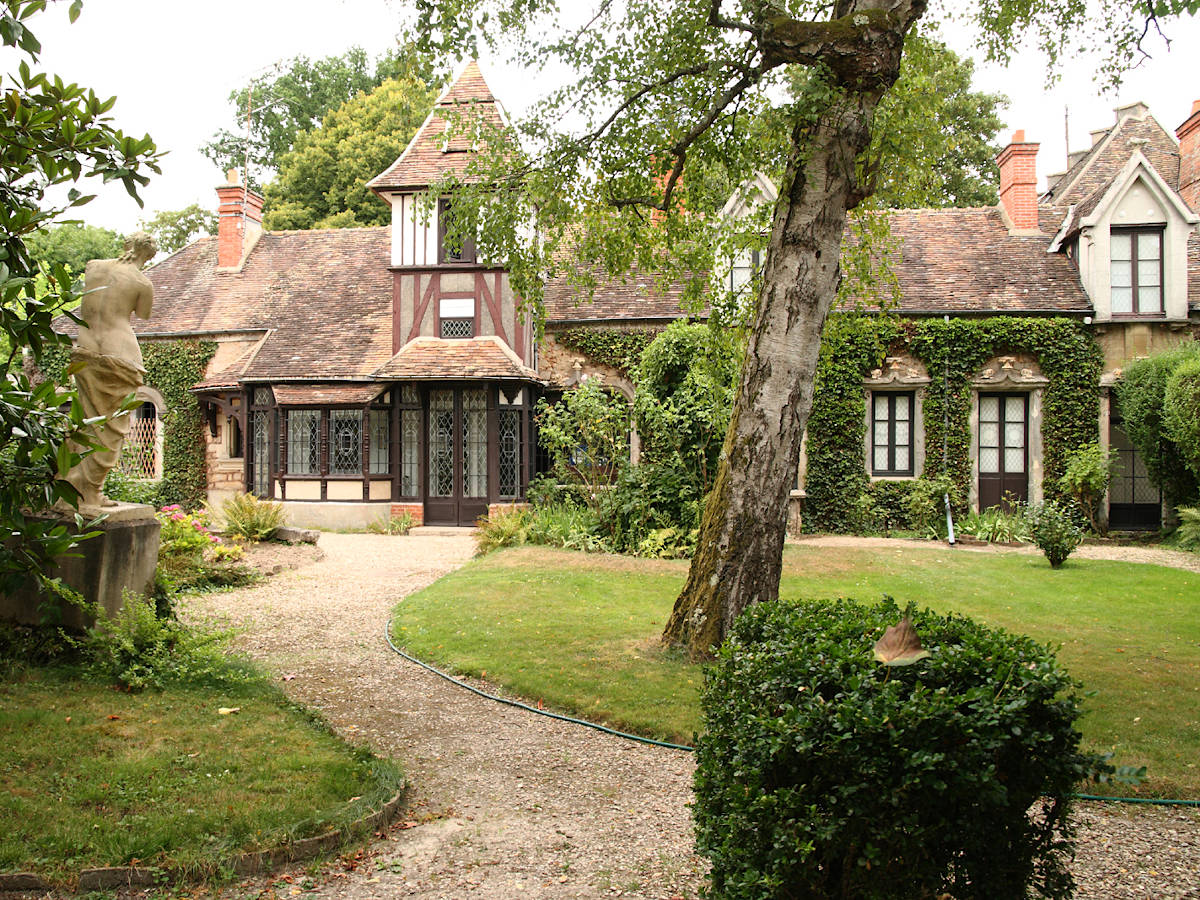 découvrez barbizon, un charmant village artistique en france, réputé pour son riche héritage culturel et son influence sur les peintres du xixe siècle. flânez dans ses ruelles pittoresques, admirez les galeries d'art et plongez dans l'histoire de cette destination inspirante.
