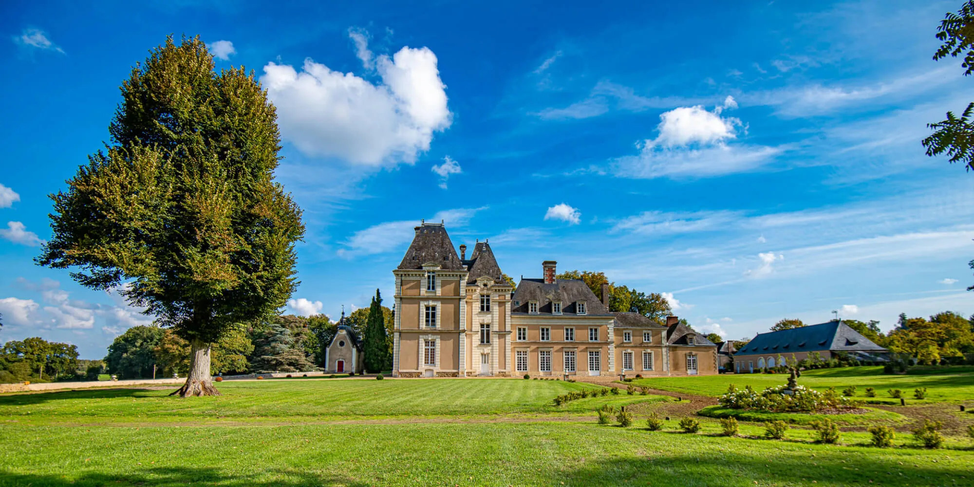 découvrez la beauté et l'histoire des châteaux en france. explorez des palais majestueux, des forteresses médiévales et des jardins enchanteurs à travers les régions françaises, et plongez dans le riche patrimoine culturel du pays.