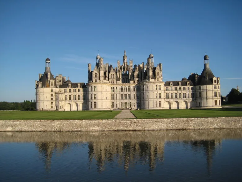 découvrez la beauté et l'histoire des châteaux en france, véritables témoins du patrimoine architectural et culturel du pays. plongez dans l'univers fascinant de ces demeures majestueuses, des célèbres châteaux de la loire aux forteresses médiévales, et planifiez votre visite pour une expérience inoubliable.