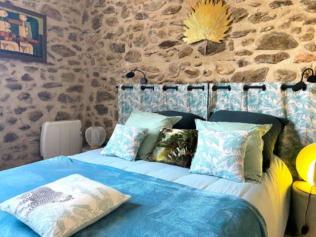 découvrez nos conseils pour choisir la chambre d'hôtes idéale pour votre séjour. profitez d'une expérience authentique, d'un accueil chaleureux et d'un cadre confortable dans des lieux soigneusement sélectionnés. facilitez votre réservation et vivez un moment inoubliable.