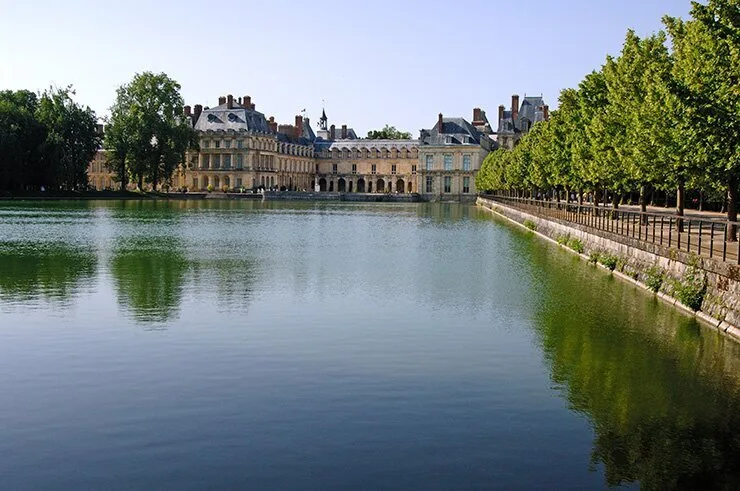 découvrez fontainebleau, une charmante commune française réputée pour son historique château classé au patrimoine mondial de l'unesco, ses vastes forêts et ses activités de plein air qui séduisent les amoureux de nature et d'histoire.
