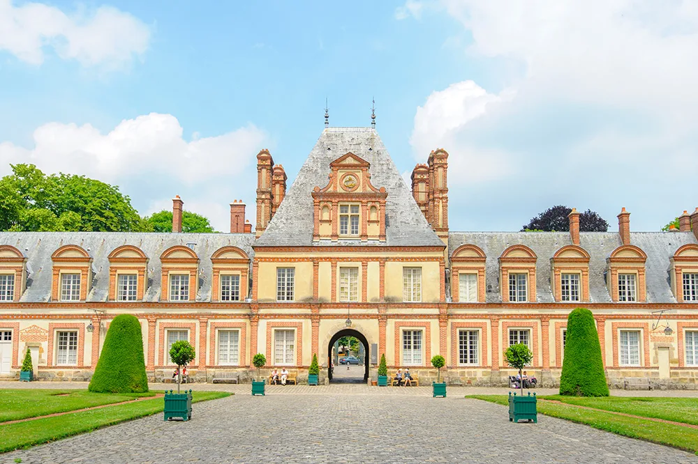 découvrez l'histoire fascinante de fontainebleau, un joyau de l'île-de-france, et explorez ses trésors touristiques. des châteaux majestueux aux paysages enchanteurs, plongez dans un voyage unique entre patrimoine et nature.