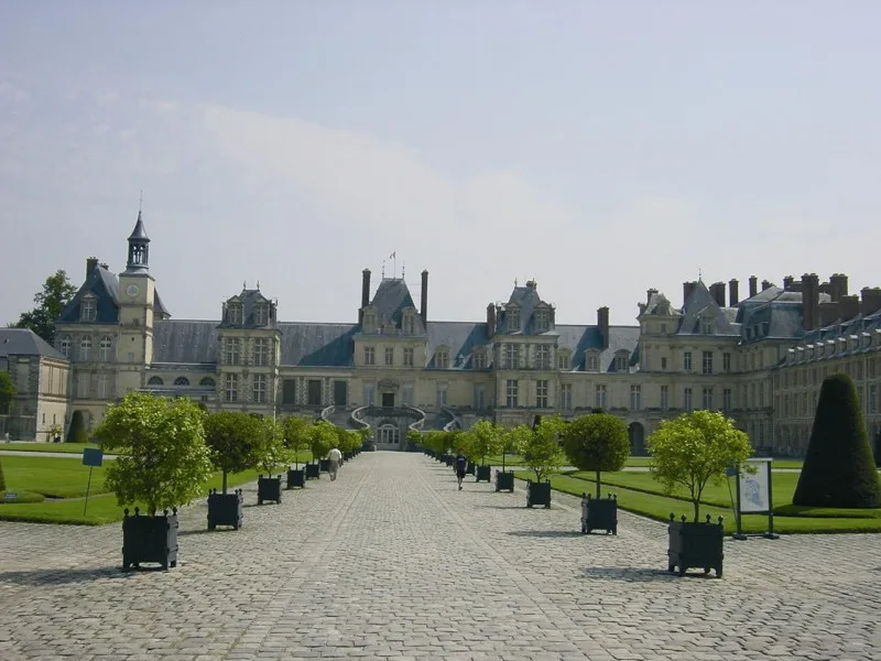 découvrez le marché de fontainebleau, un lieu vibrant où se mêlent produits locaux, artisans et saveurs authentiques. flânez parmi les étals colorés et profitez d'une atmosphère conviviale dans ce cadre historique.