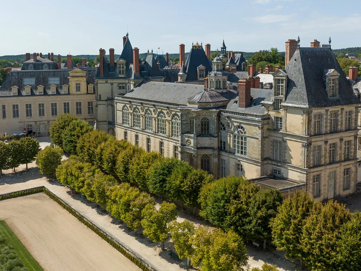 découvrez le marché de fontainebleau en 2024, un lieu vibrant où se mêlent artisans locaux, produits frais et spécialités régionales. profitez de l'ambiance chaleureuse et des découvertes gourmandes au cœur de la charmante ville de fontainebleau.