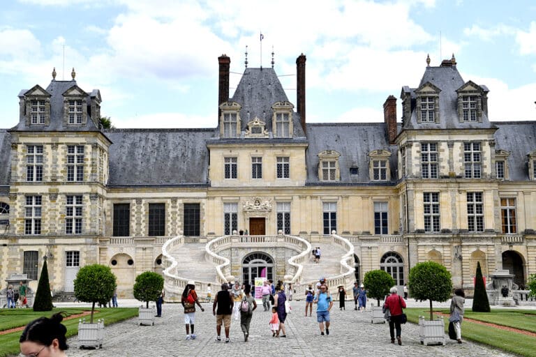 découvrez le marché de fontainebleau 2024, un événement incontournable qui met en valeur les produits locaux et artisanaux. profitez d'une ambiance conviviale, de rencontres avec des producteurs passionnés, et d'animations tout au long de la journée. ne manquez pas cette occasion de savourer le terroir et de soutenir l'économie locale!