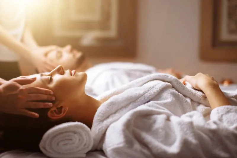 découvrez l'euphorie du bien-être dans notre spa dédié, où relaxation et sérénité se rencontrent. offrez-vous des soins revitalisants, des massages apaisants et une atmosphère zen pour une évasion totale du quotidien.