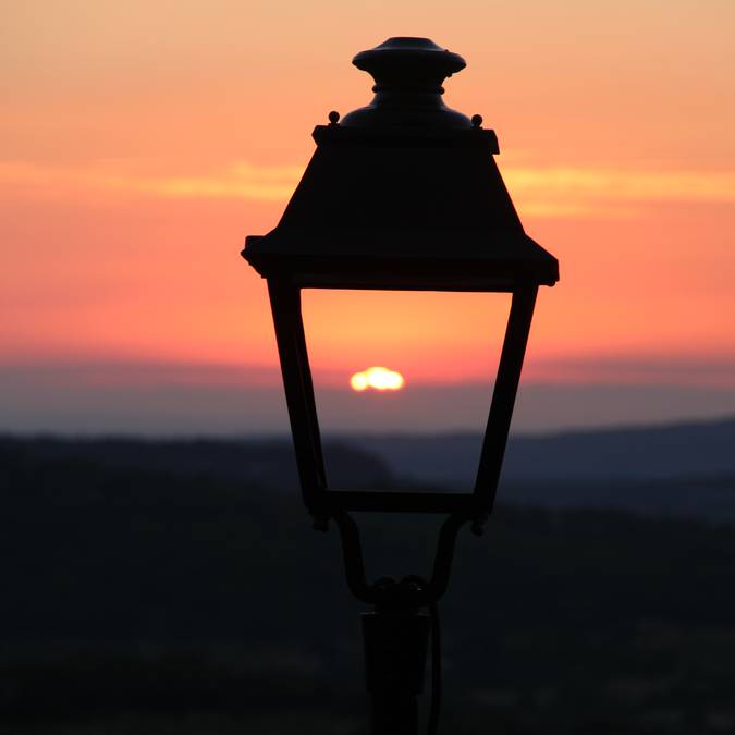 découvrez la beauté inégalée d'un coucher de soleil fascinant qui peint le ciel de couleurs éclatantes et crée une atmosphère magique. laissez-vous émerveiller par ce spectacle naturel qui évoque douceur et sérénité.