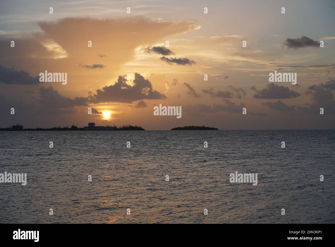 découvrez la beauté envoûtante d'un coucher de soleil fascinant. laissez-vous émerveiller par les couleurs éclatantes et les paysages sereins qui illuminent l'horizon, créant un moment inoubliable à partager.