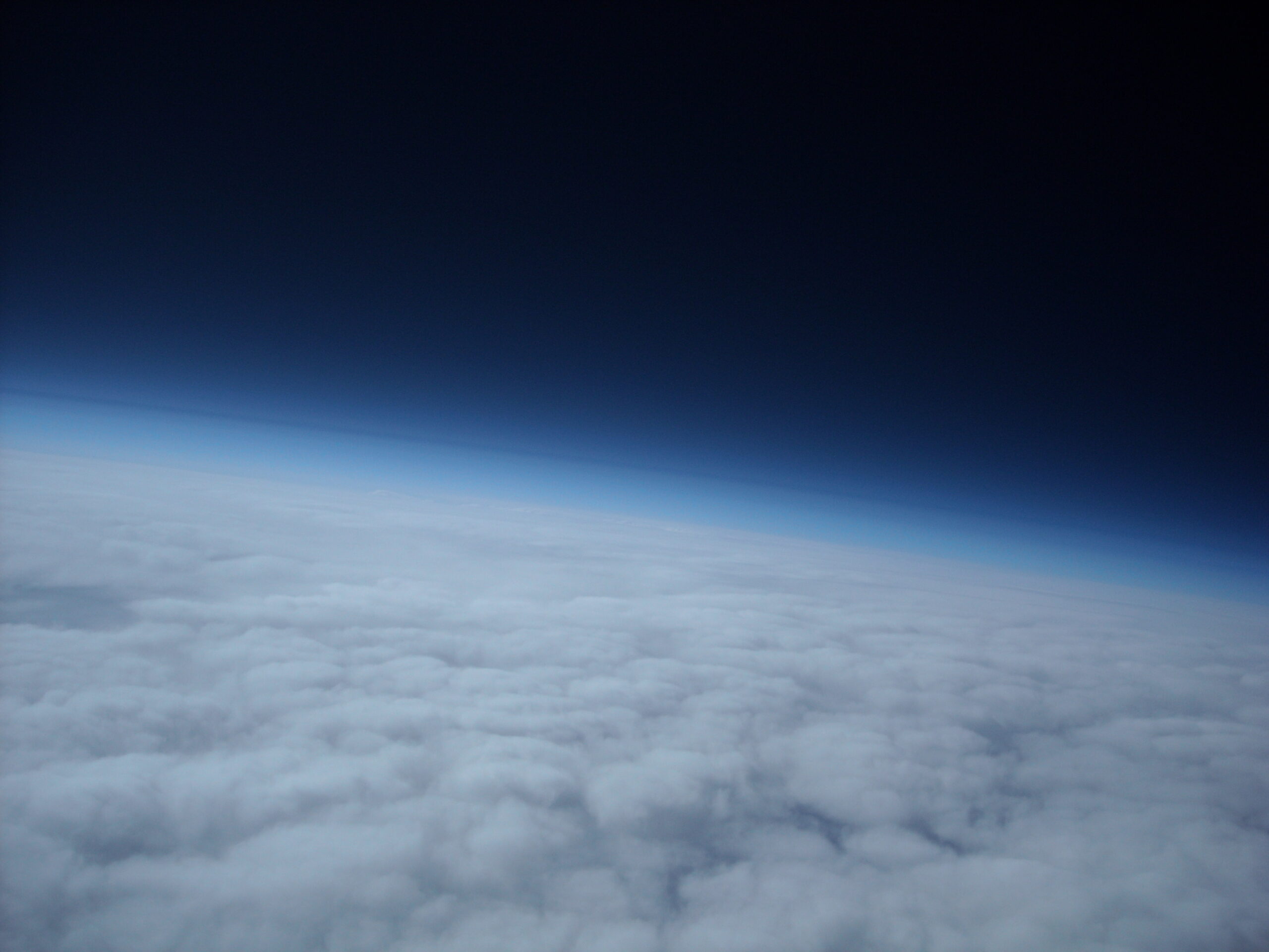 découvrez le rôle essentiel de l'atmosphère dans la protection de la terre, sa contribution au climat, à la vie et à la régulation des phénomènes naturels. explorez comment cette couche gazeuse nourrit et préserve notre planète.