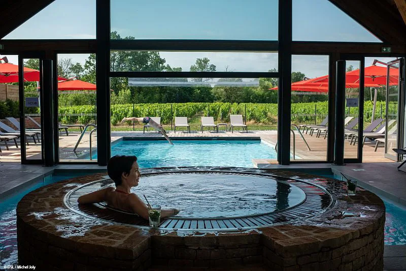 découvrez notre spa bien-être, une oasis de détente et de relaxation. profitez de soins luxueux, de massages apaisants et d'un cadre serein pour revitaliser votre corps et votre esprit. offrez-vous un moment de pure évasion et de douceur.