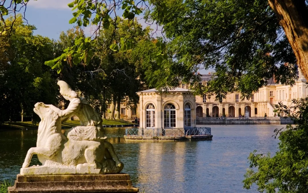 découvrez l'escapade parfaite en pleine nature à la forêt de fontainebleau. évadez-vous dans un écrin de verdure, entre rochers et sentiers pittoresques, pour une journée de randonnée, de détente ou d'aventure. explorez les merveilles de cet espace naturel préservé tout en profitant d'un cadre enchanteur.