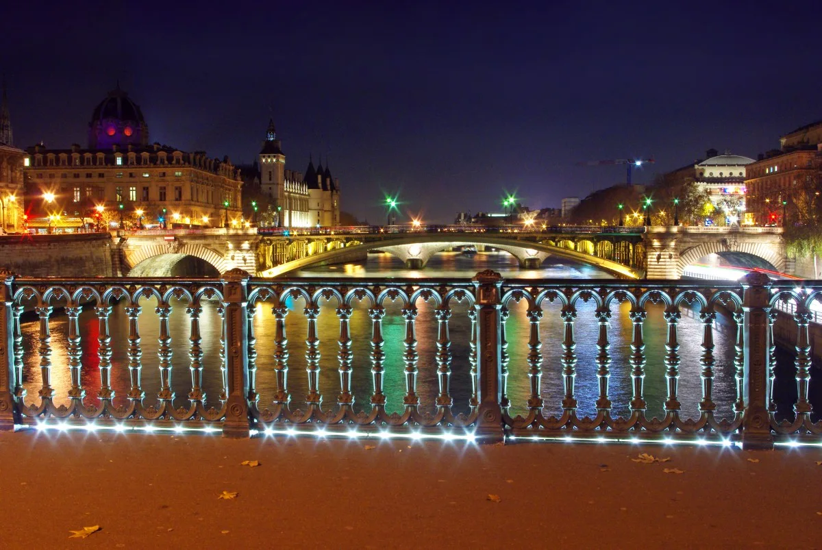 découvrez la magie de paris sous les étoiles avec nos balades nocturnes. explorez les rues illuminées, admirez les monuments emblématiques et vivez une expérience inoubliable au cœur de la ville lumière.