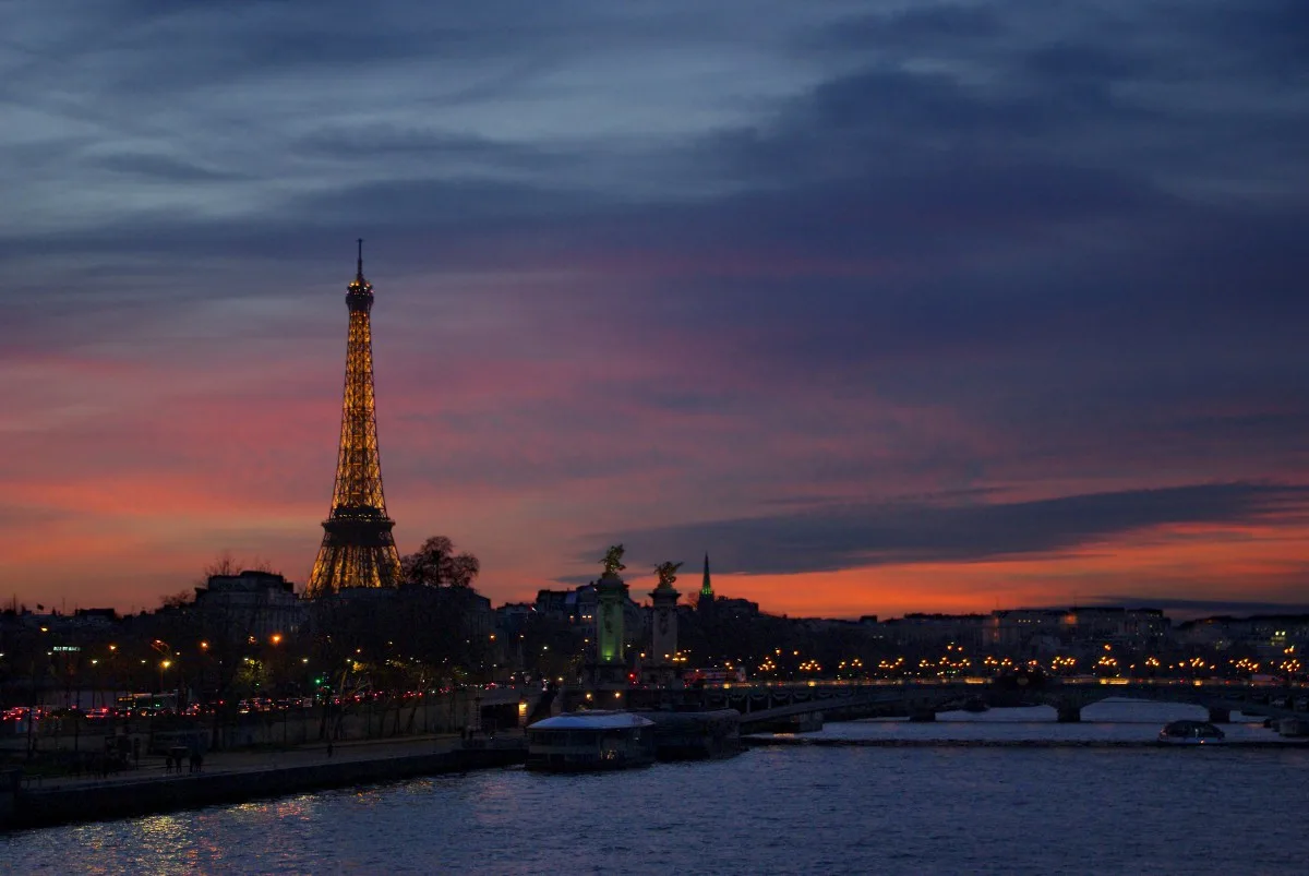découvrez l'envoûtante magie de paris lors de balades nocturnes inoubliables. explorez les rues illuminées, les monuments emblématiques et l'atmosphère romantique de la ville lumière sous les étoiles.