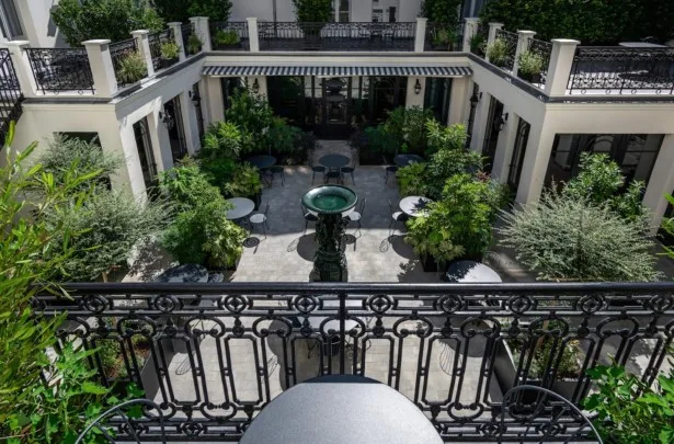 découvrez fontainebleau, une destination romantique où l'histoire et la nature se rencontrent. flânez dans ses jardins enchanteurs, explorez son château majestueux et profitez d'instants magiques à deux dans un cadre idyllique.