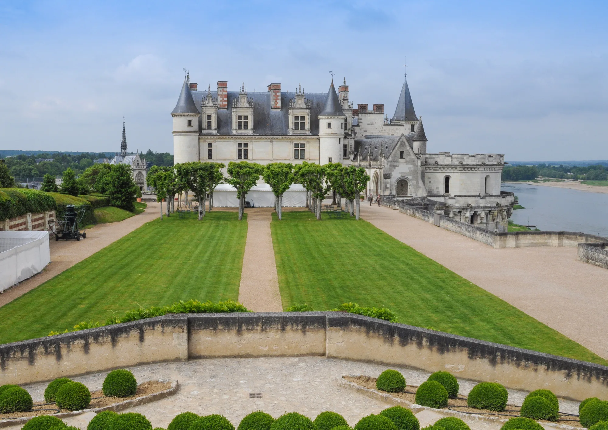 découvrez une nuit magique au château de fleury-en-bière, où luxe et détente se rencontrent. profitez d'une expérience inoubliable dans un cadre enchanteur, avec des paysages pittoresques et un service exceptionnel.