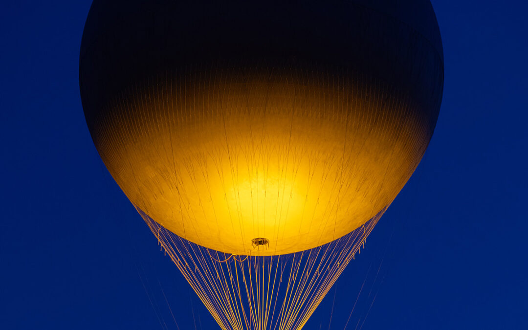 La vasque olympique fait son grand retour à Paris : découvrez les meilleurs endroits pour admirer la montgolfière sous les étoiles