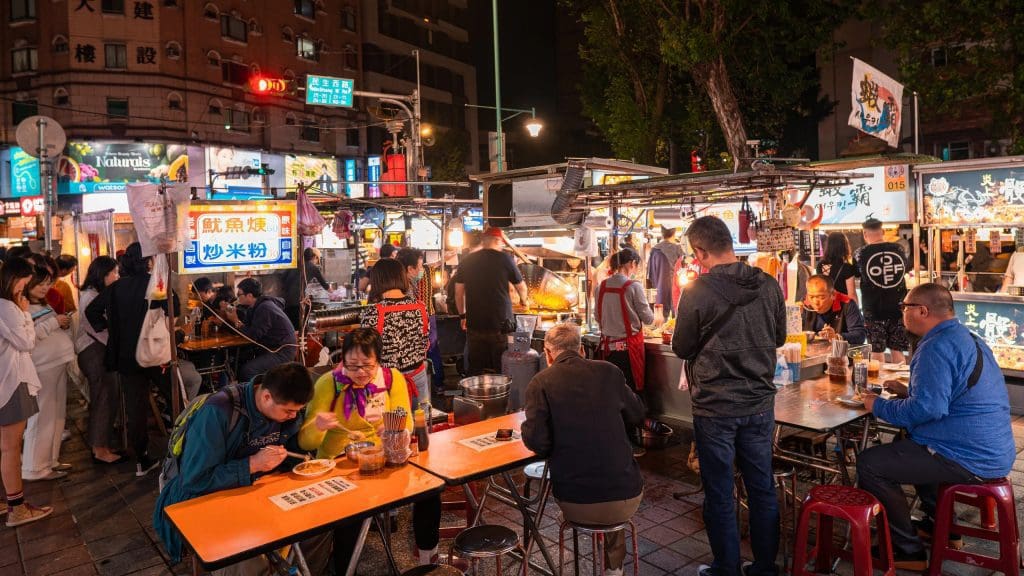découvrez la magie du bon marché lors d'une visite nocturne unique. explorez cet emblématique grand magasin dans une atmosphère enchanteur, avec des éclairages raffinés et des expériences exclusives. idéal pour les passionnés de shopping et les amateurs d'art, cette visite vous plongera dans l'élégance parisienne sous un nouveau jour.