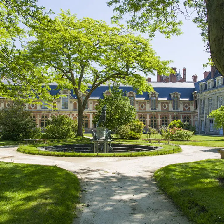découvrez l'enchantement des nuits d'été au château de fontainebleau. profitez d'une expérience magique entre histoire et nature, avec des spectacles, des visites nocturnes et des ambiances féériques qui raviront petits et grands.