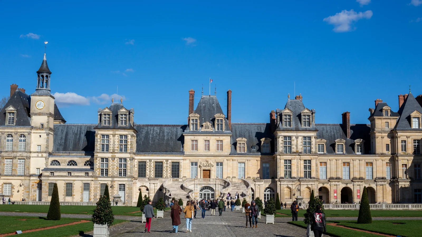 découvrez les nuits d'été au château de fontainebleau, une expérience magique mêlant histoire, art et spectacles en plein air. profitez des jardins enchanteurs et de la beauté architecturale de ce site classé au patrimoine mondial de l'unesco, tout en savourant des concerts et des animations estivales. une soirée inoubliable vous attend au cœur de la renaissance française.