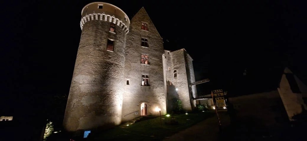 découvrez la magie de noël 2025-2026 dans les plus beaux châteaux de paris et ses environs : illuminations féeriques, animations festives et expériences uniques pour toute la famille. préparez votre visite et vivez un noël inoubliable au cœur du patrimoine parisien.