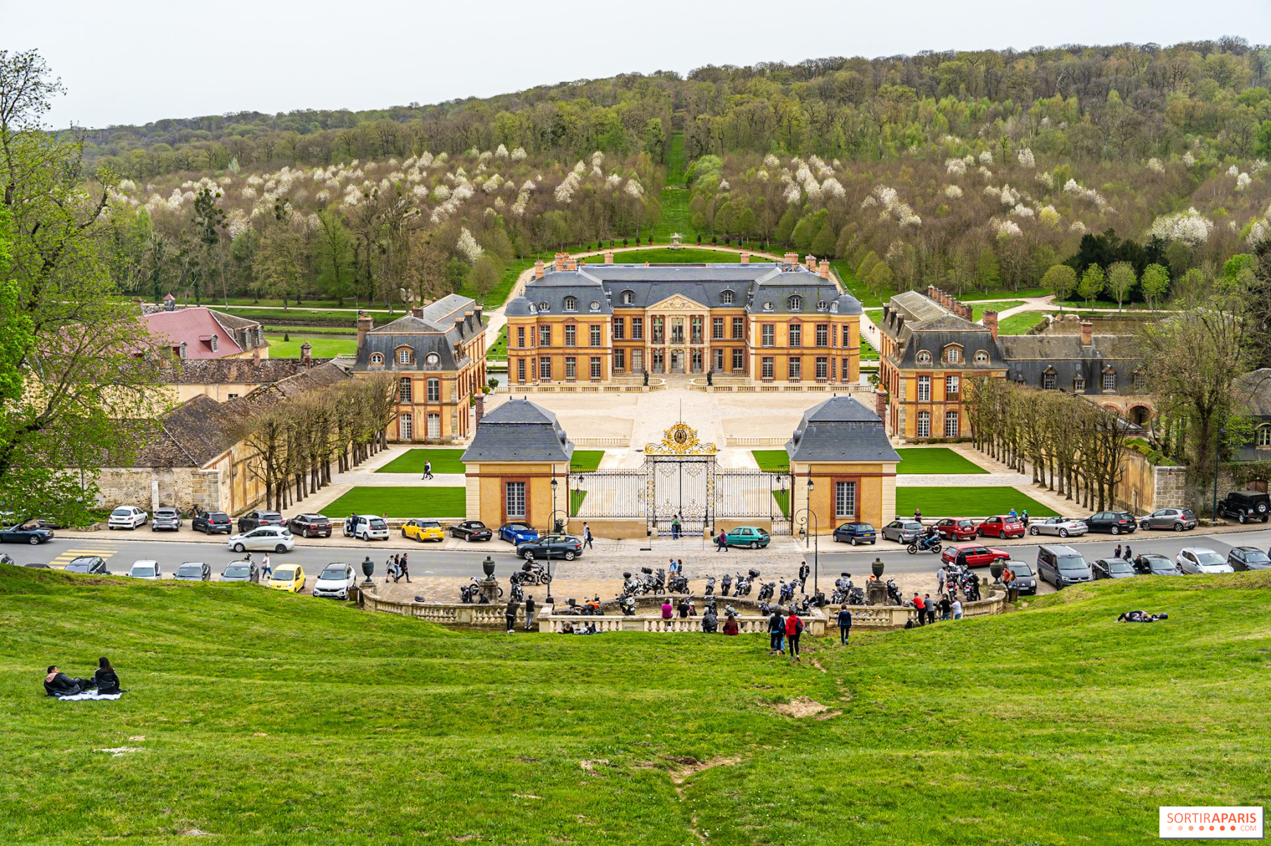 découvrez la magie de noël 2025-2026 dans les plus beaux châteaux autour de paris : illuminations féeriques, animations festives et événements inoubliables pour toute la famille.