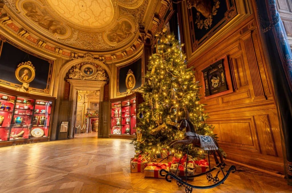 découvrez la magie de noël 2025-2026 dans les plus beaux châteaux autour de paris : illuminations féeriques, animations pour toute la famille et expériences inoubliables au cœur d’un décor royal.