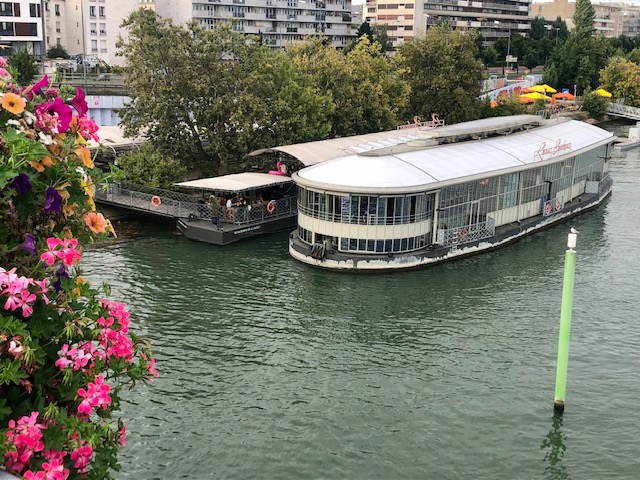 découvrez la buvette de samoreau, une guinguette authentique au bord de la seine, idéale pour profiter d'une ambiance conviviale et de saveurs locales en pleine nature.