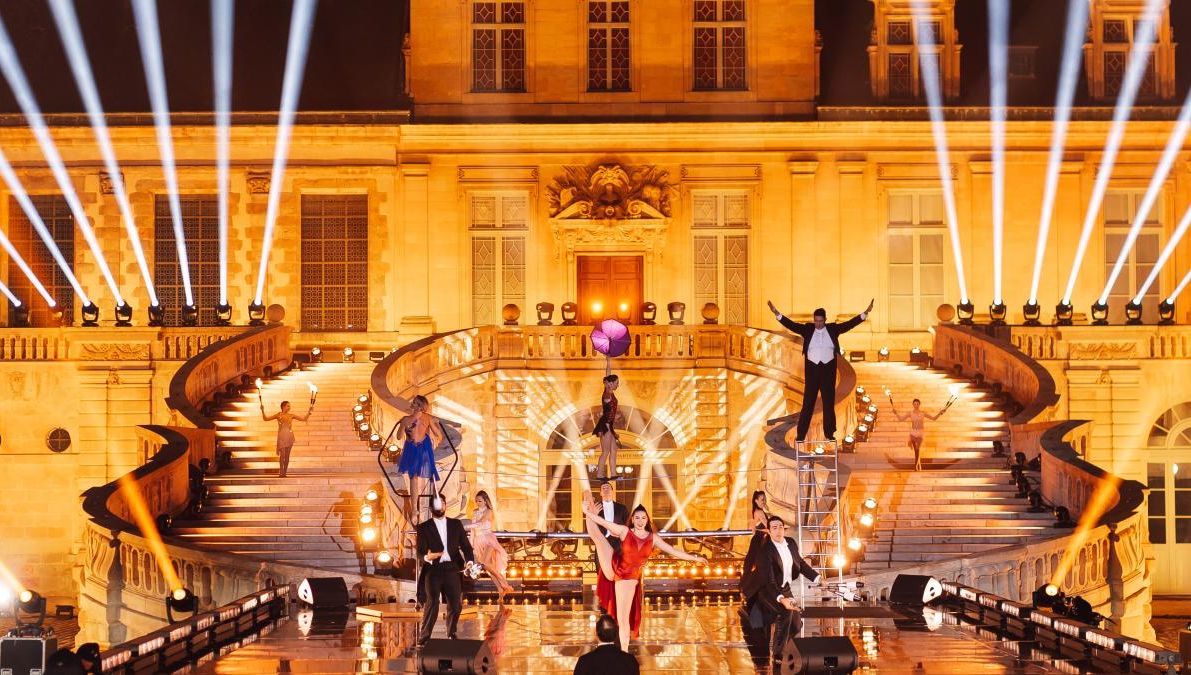 deux étudiants arrêtés ivres au château de fontainebleau pendant la nuit, une soirée qui tourne mal dans ce lieu historique.