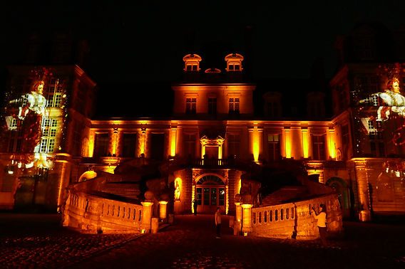 deux étudiants en état d'ivresse arrêtés la nuit au château de fontainebleau, une intervention qui soulève des questions sur la sécurité et le respect du patrimoine.