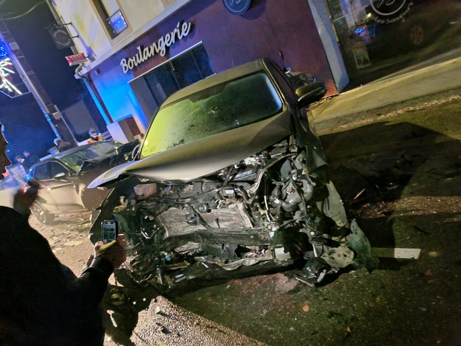 un homme a été aperçu en train de casser des vitrines à fontainebleau durant la nuit, suscitant l'inquiétude parmi les habitants.