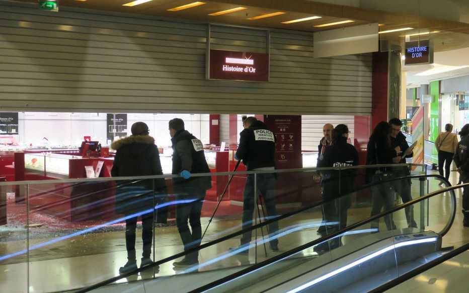 fontainebleau : un homme cause des dégâts en brisant des vitrines pendant la nuit, perturbant la tranquillité locale.