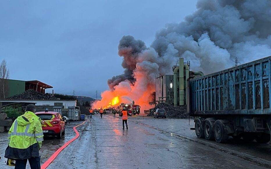 un incendie s'est déclaré au burger king de vaux-le-pénil, provoquant l'intervention rapide des pompiers pour maîtriser le feu et assurer la sécurité des lieux.