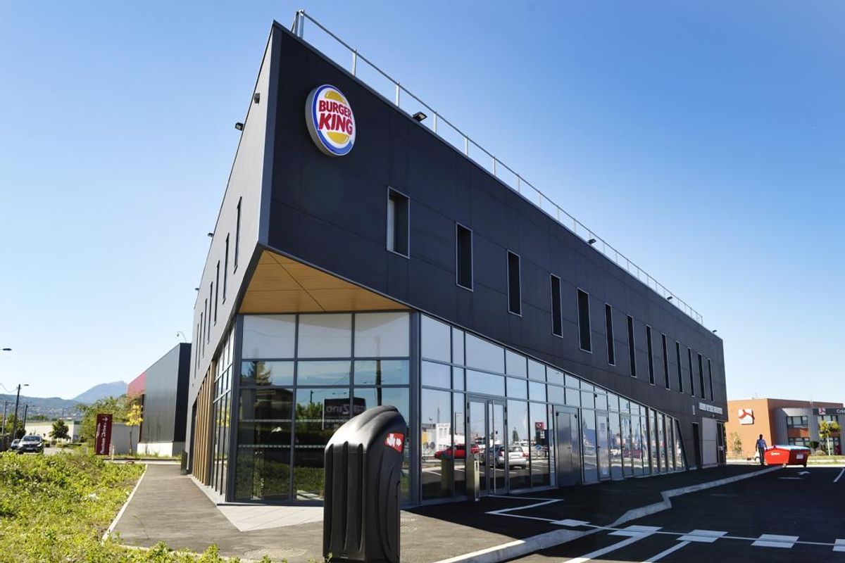 découvrez les détails de l'incendie survenu au burger king de vaux-le-pénil, les causes, les interventions des pompiers et les conséquences pour l'établissement.