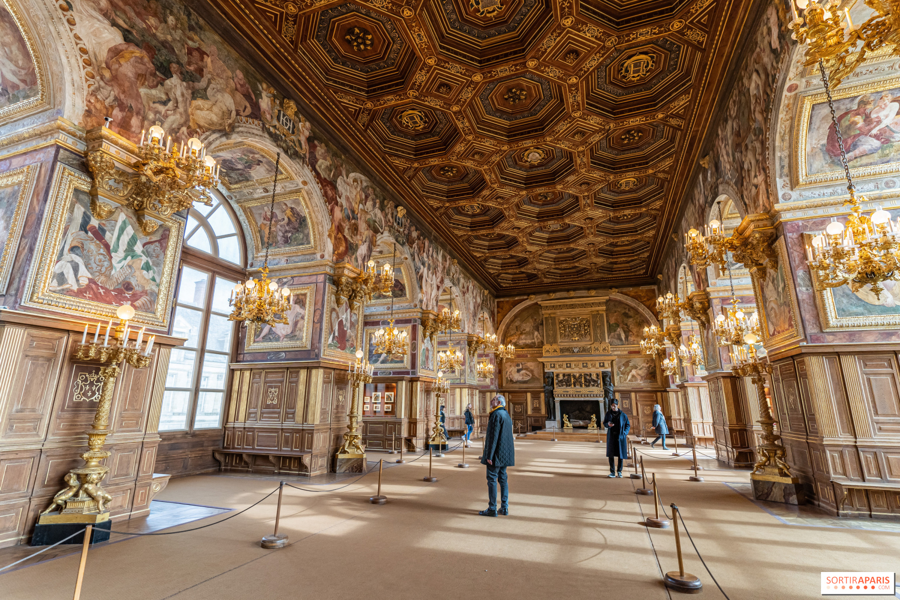 vivez une nuit insolite au château de fontainebleau et plongez dans l’histoire en séjournant dans un cadre unique et magique.