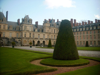 découvrez l'invasion nocturne au jardin anglais de fontainebleau, une expérience immersive mêlant nature et mystère sous les étoiles.