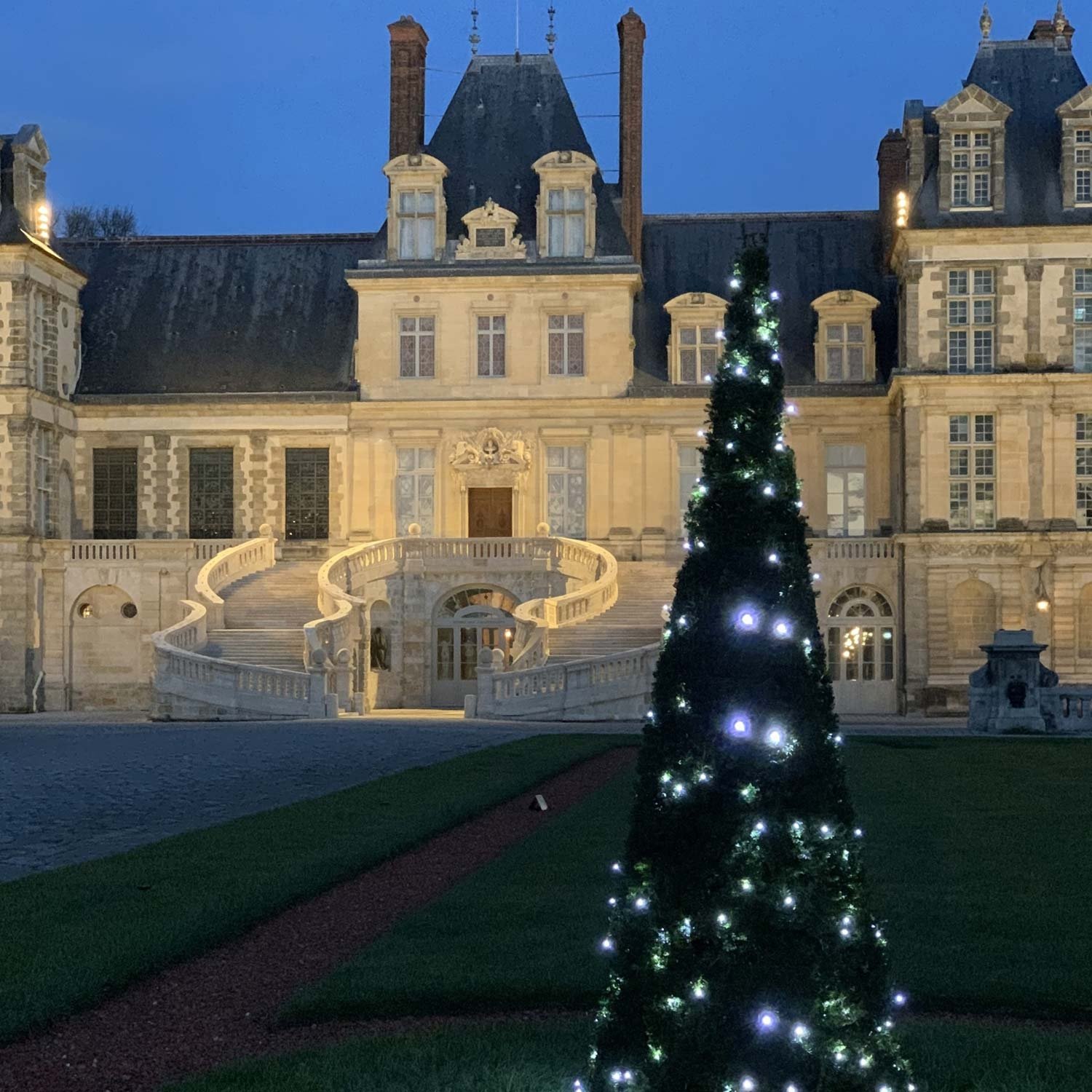 découvrez la magie de noël 2025 au château de fontainebleau : événements festifs, décorations enchantées et moments inoubliables dans un cadre historique exceptionnel.