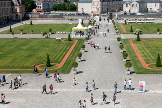 découvrez les festivités de noël 2025 au château de fontainebleau : un moment magique entre patrimoine historique et décorations féériques pour toute la famille.