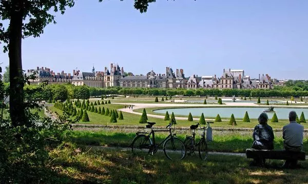 découvrez les visites nocturnes au parc du château de fontainebleau et laissez-vous émerveiller par l'histoire et la beauté du lieu sous un ciel étoilé.