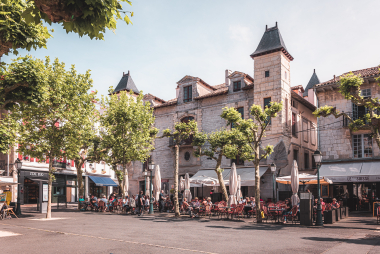 découvrez pourquoi louis xiv a choisi le pays basque comme lieu pour son mariage, un choix stratégique et symbolique riche en histoire.