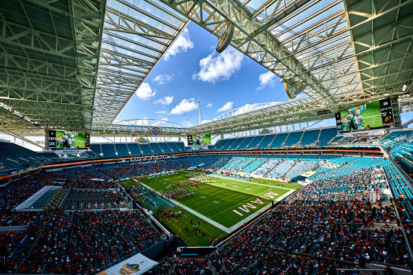 découvrez le grand festival culinaire de miami qui célèbre ses 25 ans d'excellence gastronomique avec des chefs renommés, des dégustations uniques et une ambiance festive inoubliable.