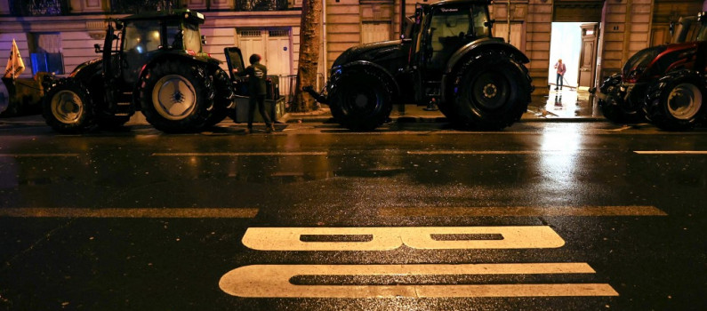 des tracteurs de la coordination rurale envahissent les rues de paris pour défendre les intérêts des agriculteurs et faire entendre leur voix.