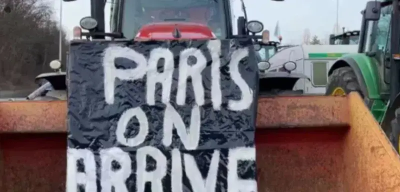 des tracteurs de la coordination rurale envahissent paris pour défendre les intérêts des agriculteurs et sensibiliser le public aux enjeux ruraux.